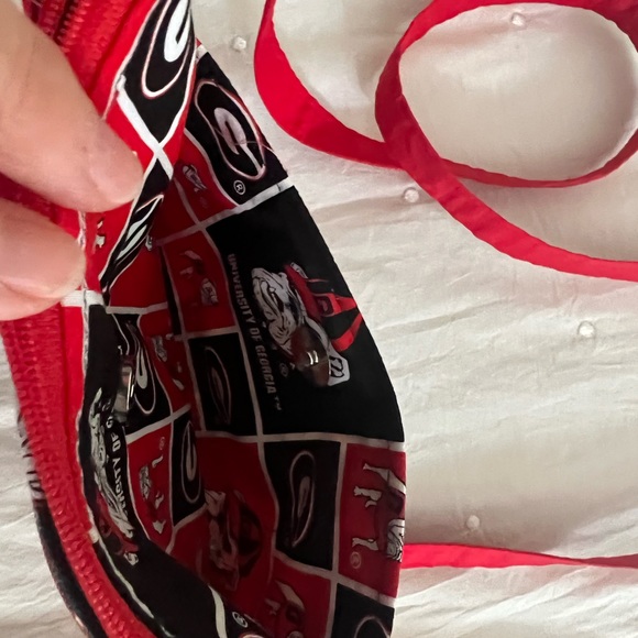 UGA crossbody with accessories - Picture 7 of 7